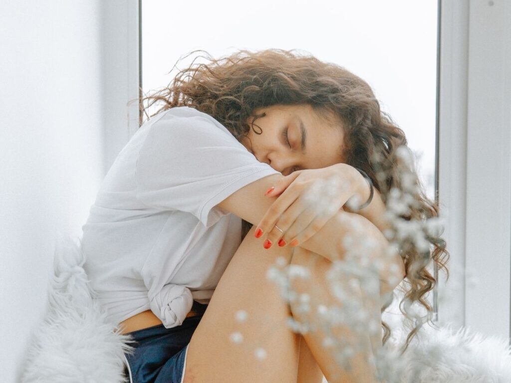 Cólica fora do período menstrual: é normal? Descubra o que pode ser