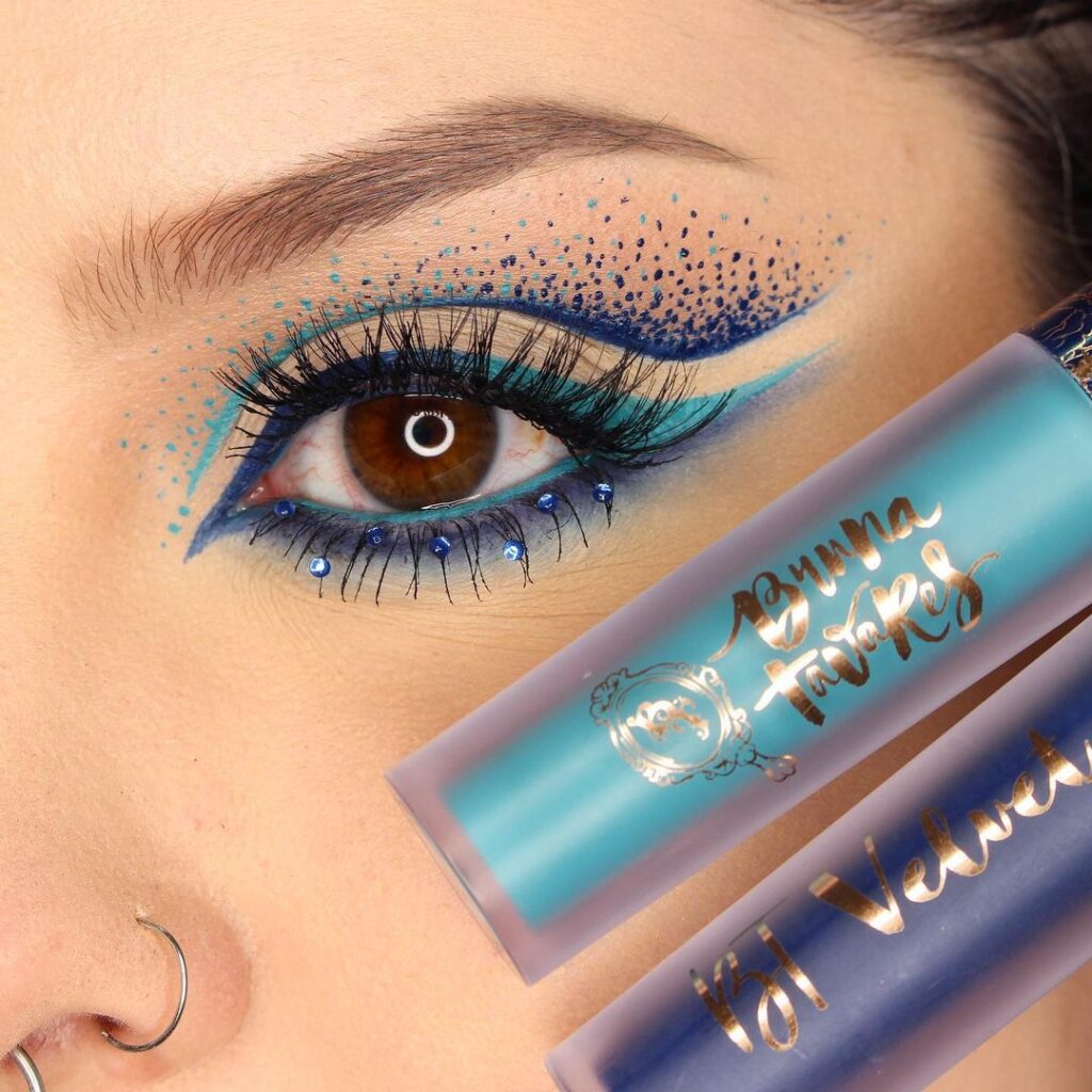 Delineado Colorido: mais de 60 inspirações pra você Delineado azul