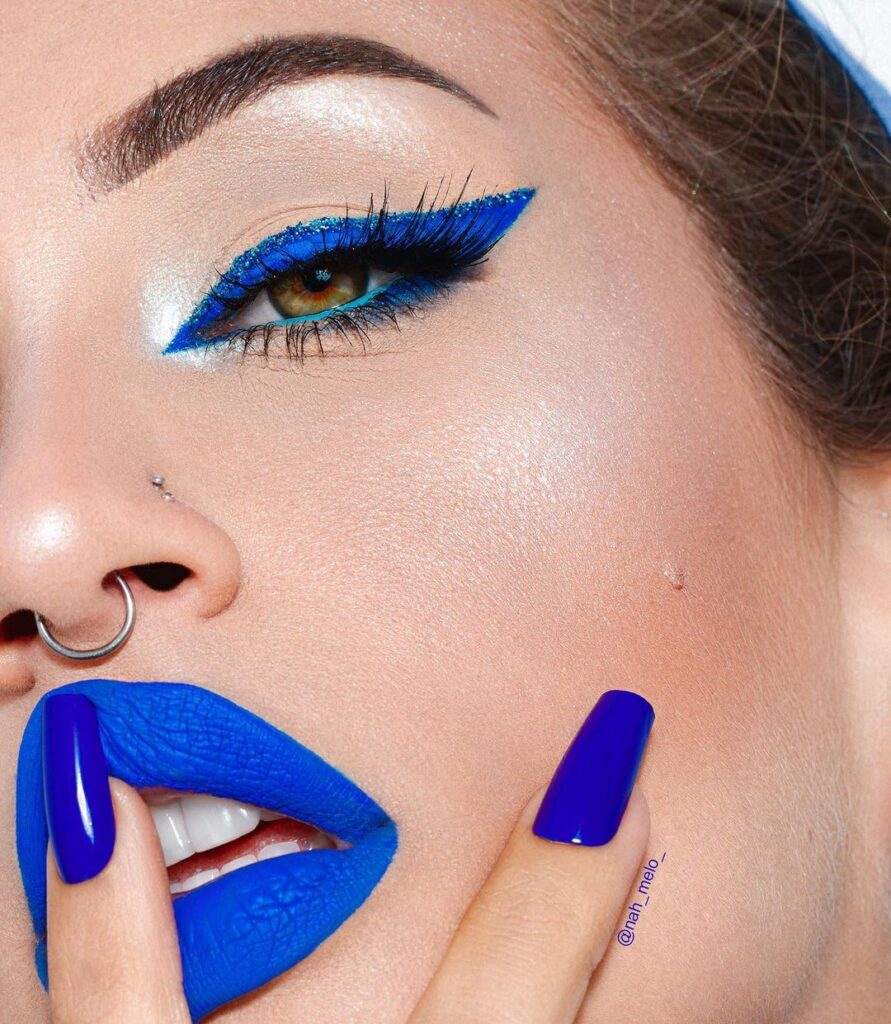 Delineado Colorido: mais de 60 inspirações pra você Delineado azul