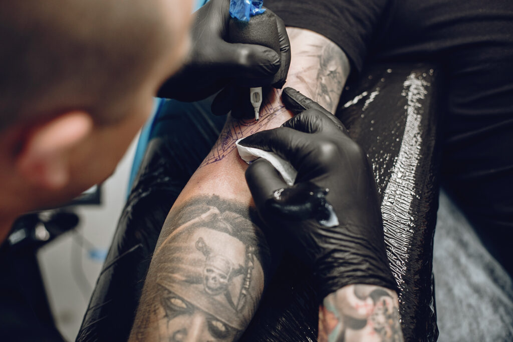 Cuidados com a tatuagem: guia completo Cuidados com a tatuagem: guia completo