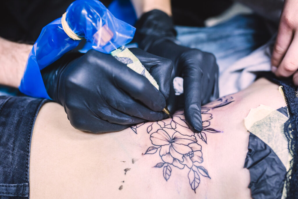 Pretende tatuar as mãos? Saiba quais os cuidados necessários para a  cicatrização e inspire-se nos famosos - Glamurama