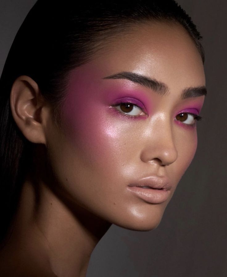<strong>Viva magenta: saiba como usar a cor na sua maquiagem</strong> modelo-asiatica-blush-magenta