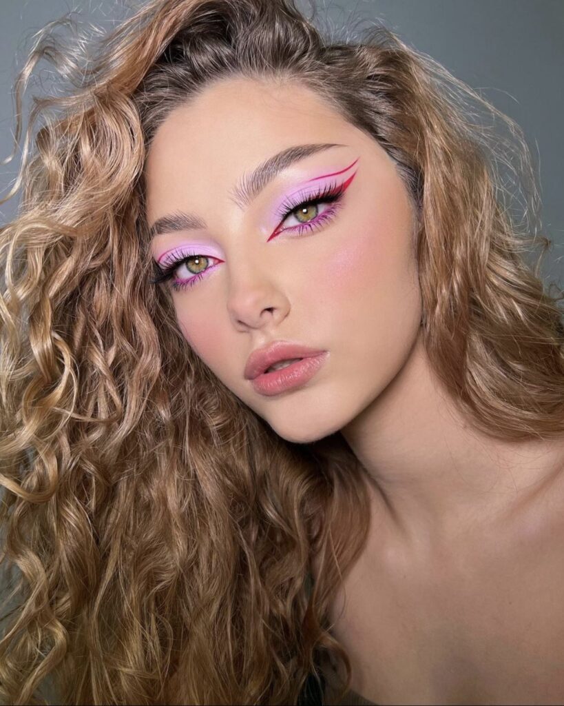 <strong>Viva magenta: saiba como usar a cor na sua maquiagem</strong> mulher-loira-delineado-magenta