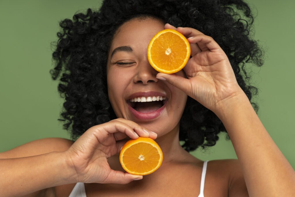 Como usar vitamina C no rosto à noite para uma pele radiante