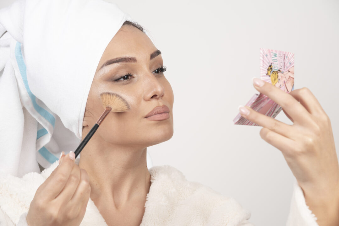 Onde passa o iluminador no rosto: destaque os pontos certos da sua beleza