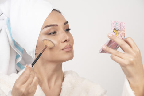 Onde passa o iluminador no rosto: destaque os pontos certos da sua beleza