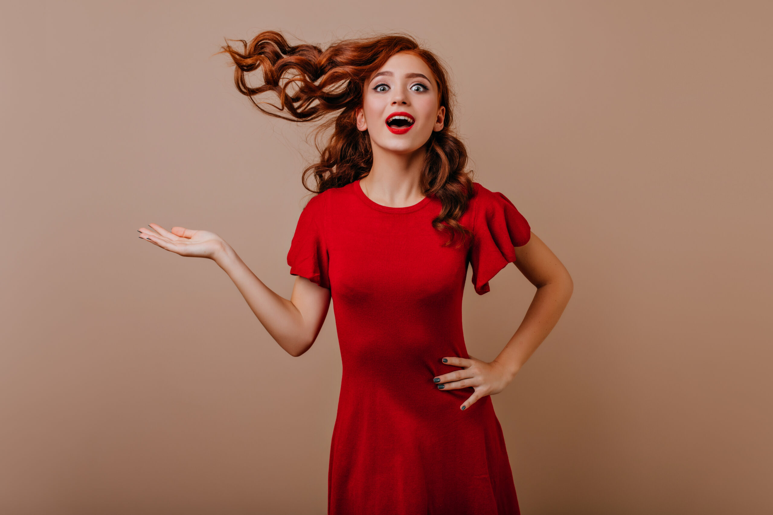 maquiagem que combina com vestido vermelho