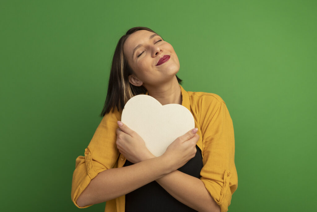 Dia do Solteiro: dicas para aproveitar seu dia com estilo Mulher se amando