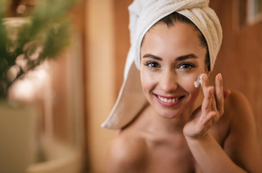 Beleza sem filtros: a tendência dos cosméticos que tratam a pele real, sem prometer perfeição