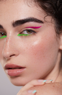 Maquiagem criativa: por que brincar com cores pode ser mais libertador que seguir tendência