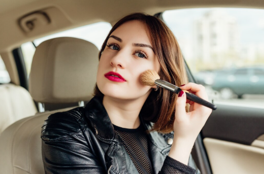 Maquiagem no carro: truques e produtos para arrasar no retrovisor Maquiagem no carro: truques e produtos para arrasar no retrovisor