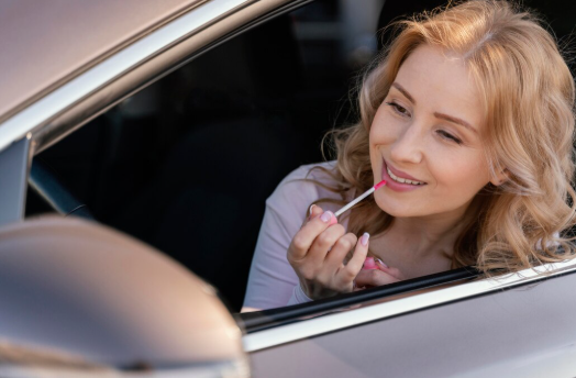 Maquiagem no carro: truques e produtos para arrasar no retrovisor Maquiagem no carro: truques e produtos para arrasar no retrovisor