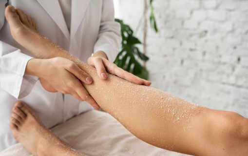 Como usar esfoliante corporal: qual a frequência ideal e como escolher o tipo certo para sua pele