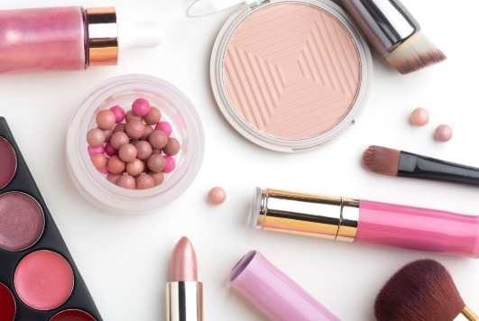 Maquiagem rápida para dias de preguiça: truques simples que fazem diferença