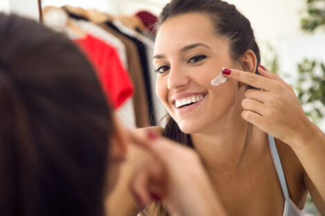 Protetor solar com cor: proteção de verdade ou maquiagem disfarçada?