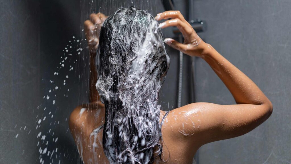 Cuidado com o frizz do cabelo começa no banho